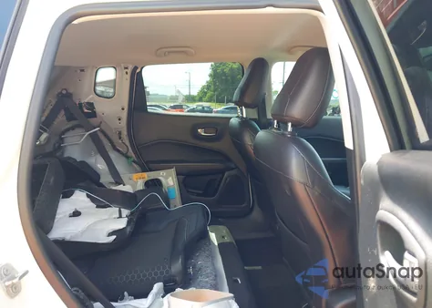 2018 Jeep Compass Latitude 4X4 z USA, uszkodzony, nr VIN 3C4NJDBB0JT457839